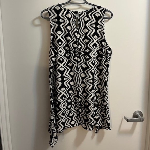 Clientele Black & White Flowy Blouse size Large - Picture 3 of 3